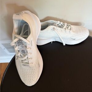 New Nike interact running sneakers sz 7m white $90